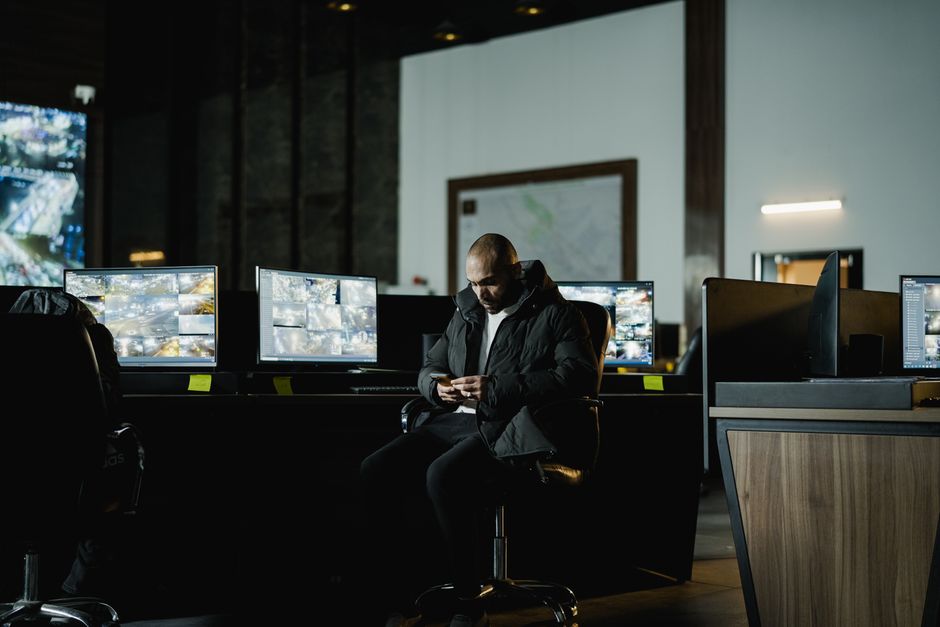 Licensed security guard greeting a visitor at the front desk of a commercial building in the Lower Mainland, representing security services in BC